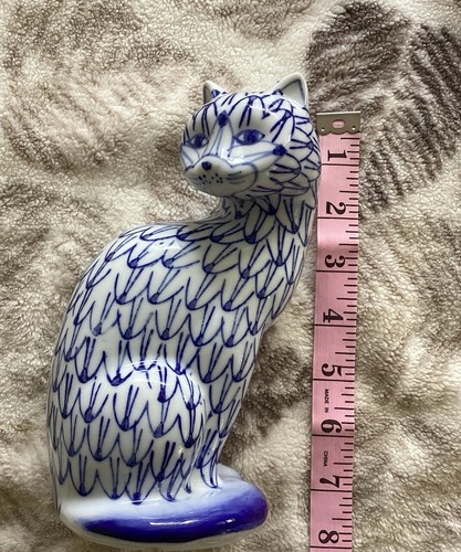 Felino seduto in ceramica bianco e blu non marcato altezza 7+ pollici - Foto 8 di 9