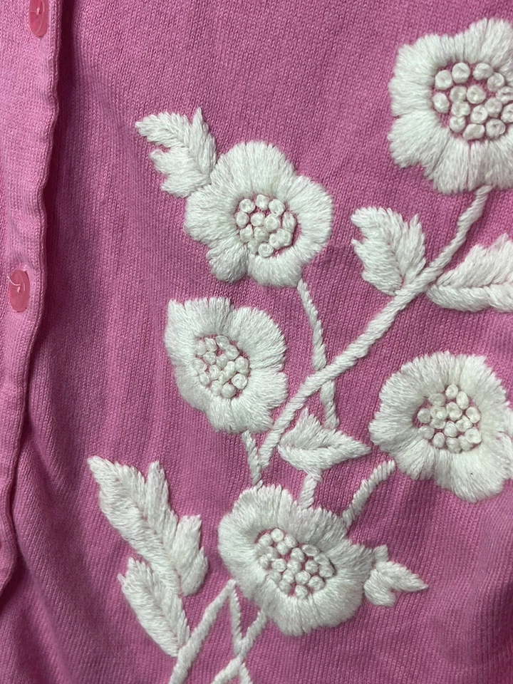 Cárdigan suéter rosa para mujer Garnet Hill bordado flores blancas talla mediana Foto 3 de 4