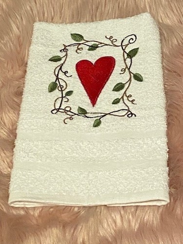 LANDHAUS HERZ MIT RAHMEN RUSTIKAL VALENTINSTAG STIL HANDTUCH MASCHINENBESTICKT