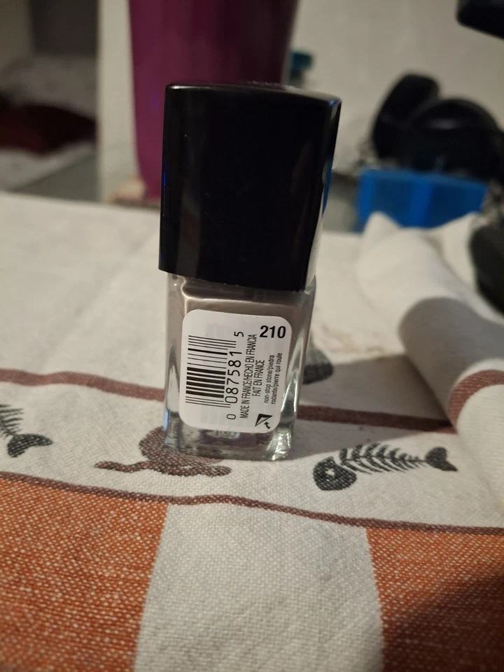 Covergirl Outlast Stay esmalte de uñas brillante # 210 piedra sin parar Foto 2 de 2