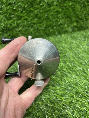 Vintage Super Zebco Model 22 spincasting Fishing reel FREE