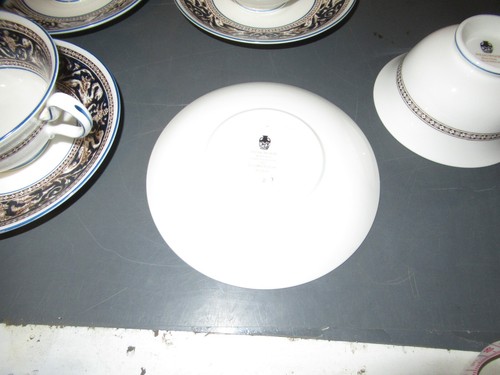 4 WEDGWOOD FLORENTIN DUNKELBLAU TASSEN- & UNTERTASSEN-SETS - Bild 5 von 6