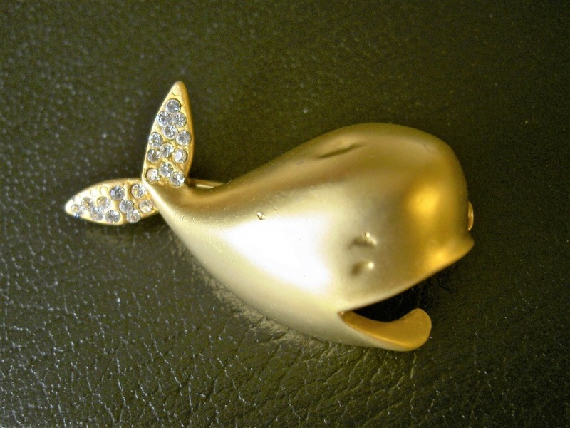 RARE BIG MOUTH WHALE AUSTRIAN CRYSTAL TAIL SATIN GOLD-PLATED PIN BROOCH -1.6"