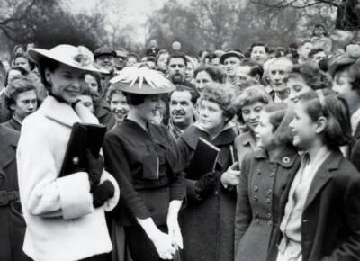 An Admiring Crowd Enjoy The Easter Parade Fashions 1956 Old Photo