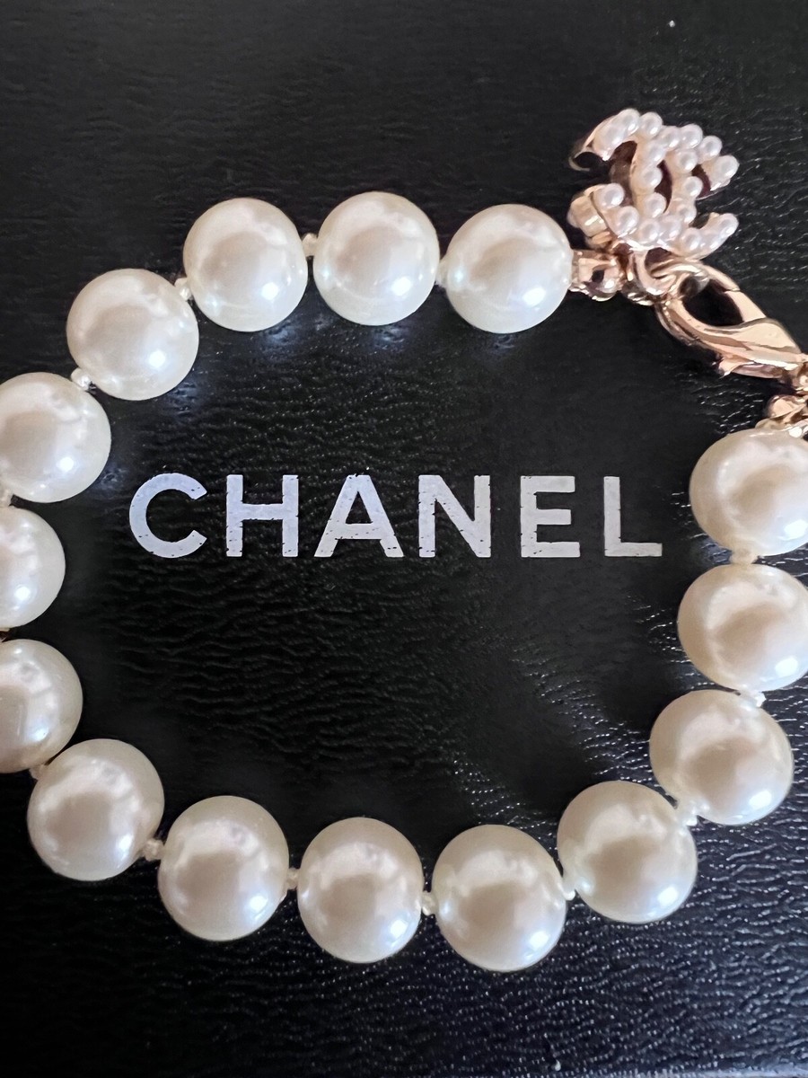 CHANEL 11A VINTAGE NEW PEARL CC LOGO CHARM BRACELET BOX | eBay
