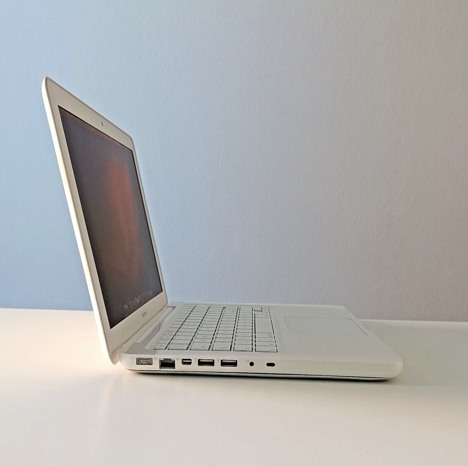 Apple MacBook (White "Unibody", Late 2009) Intel Core 2 Duo, 4 GB RAM, 500 GB HD - Immagine 2 di 4