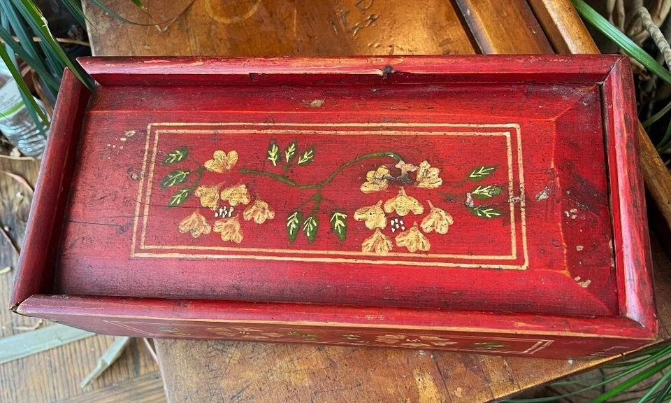 Primitive red dovetailed slide lid candle box - Image 4 of 4