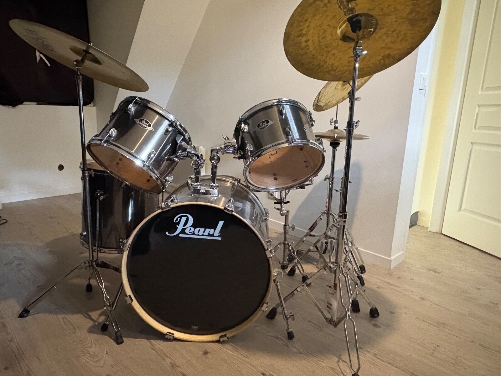 Batterie Pearl Export Pro en bois noir pour studio de répétition et concerts