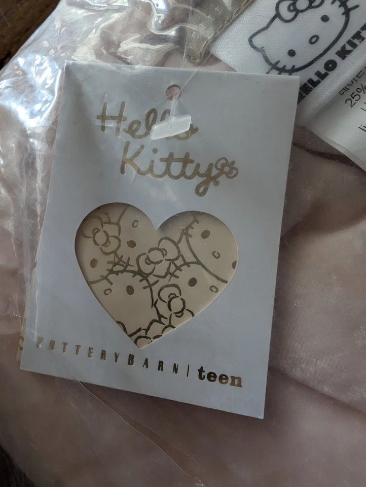 Bata de terciopelo metálico Hello Kitty® POTTERY BARN TEEN - Rubor - Nueva con etiquetas Foto 2 de 4