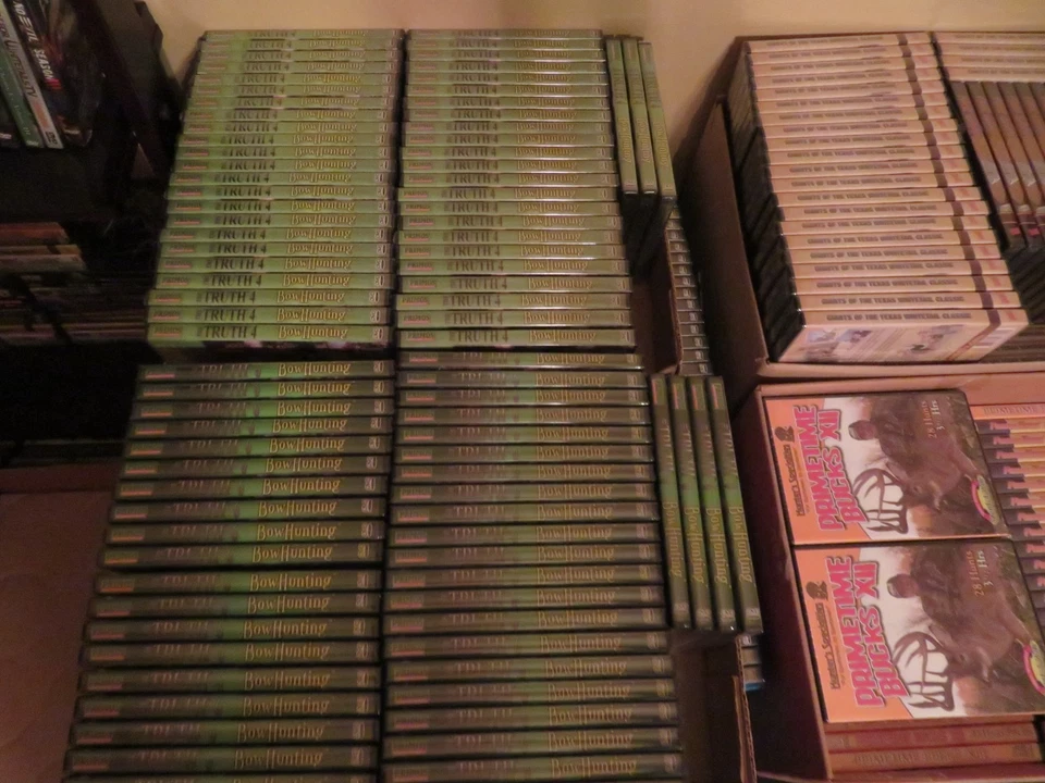 NEW HUNTING DVDs; 180+ Titles to Choose From. You Pick. DEER. BIG GAME. Sports. Foto 2 de 4