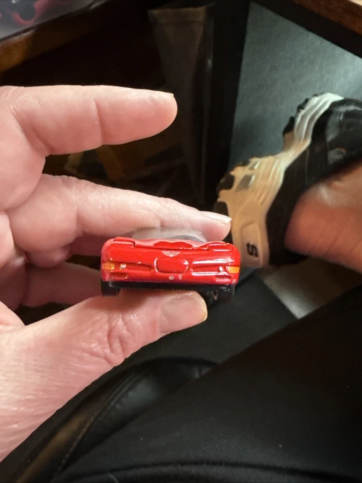 Se abre el capó del auto Chevrolet Chevy Corvette 1998 Racing Champions Fast And Furious Foto 2 de 4