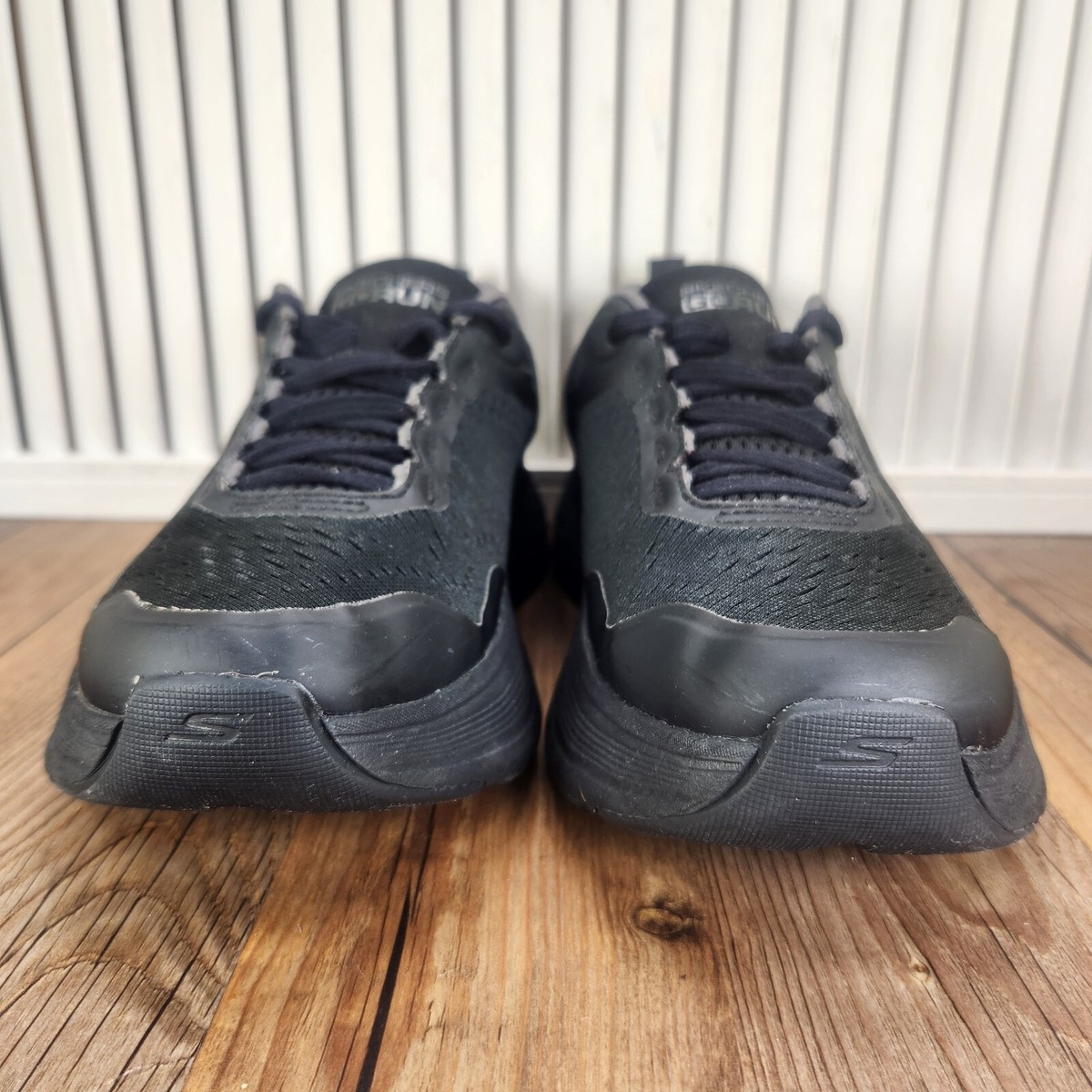 Skechers GOrun Max Cushioning Arch Fit Mens Sz 7 Extra Wide  display picture 3