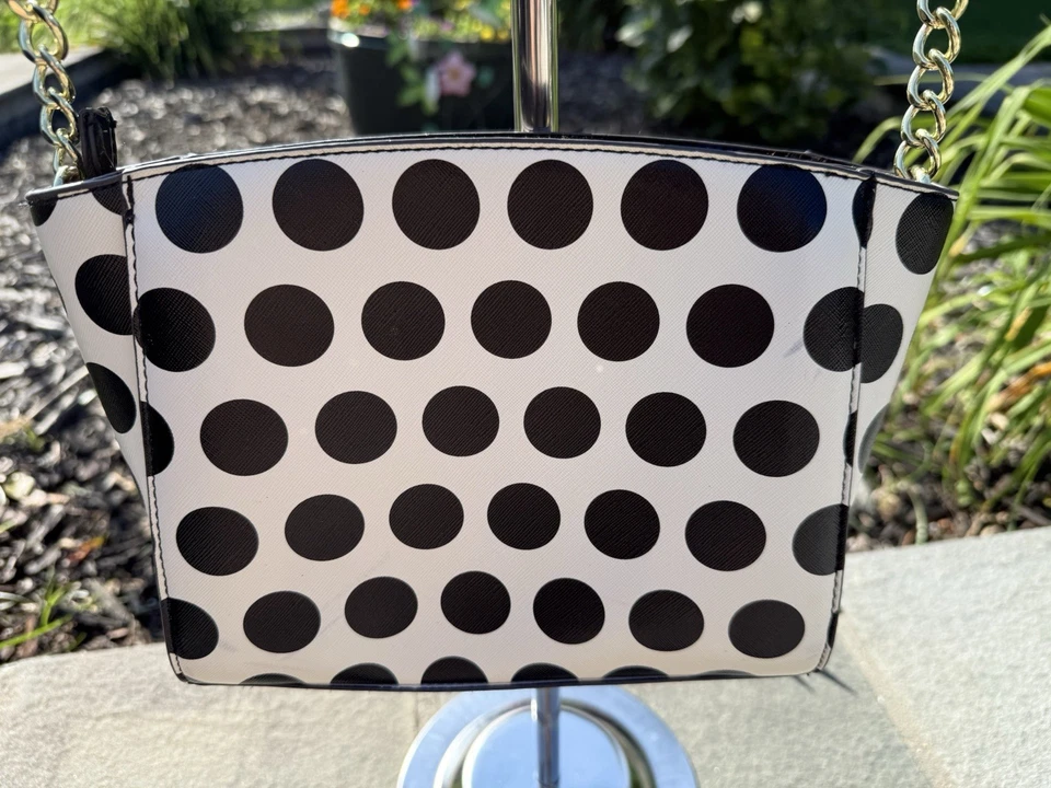 Cartera mediana Anne Klein de cuero vegano blanco y negro Foto 3 de 4