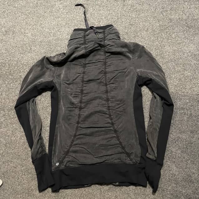 LULULEMON ☆サイズ4フード付きダークグレージャケット LULULEMON ☆サイズ4フード付きダークグレージャケット フード