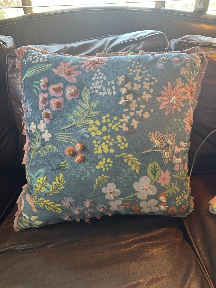 High Quality Set Of 2 Zipper Throw Pillows Floral Embroidered Beautiful. - Image 3 of 4