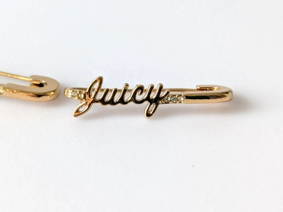 Brincos de argola com pino de segurança de strass logotipo assinatura tom dourado Juicy Couture Y2k - Imagem 4 de 4