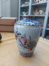 Antico vaso orientale con gru dipinte a mano e congelatore alto 8 pollici