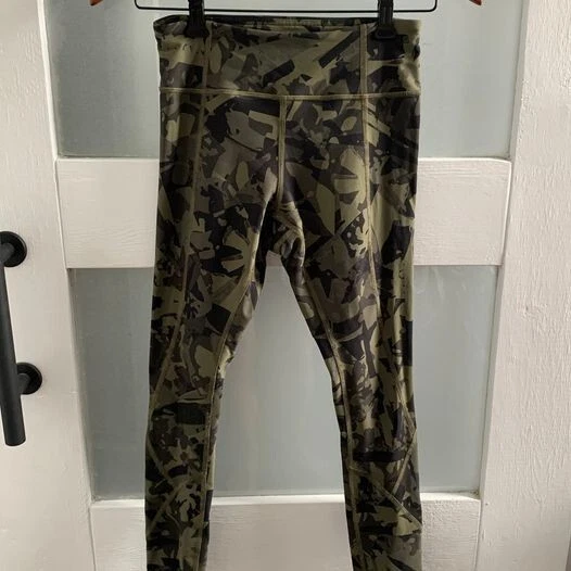 Lululemon camo leggings size 4, scalloped hem