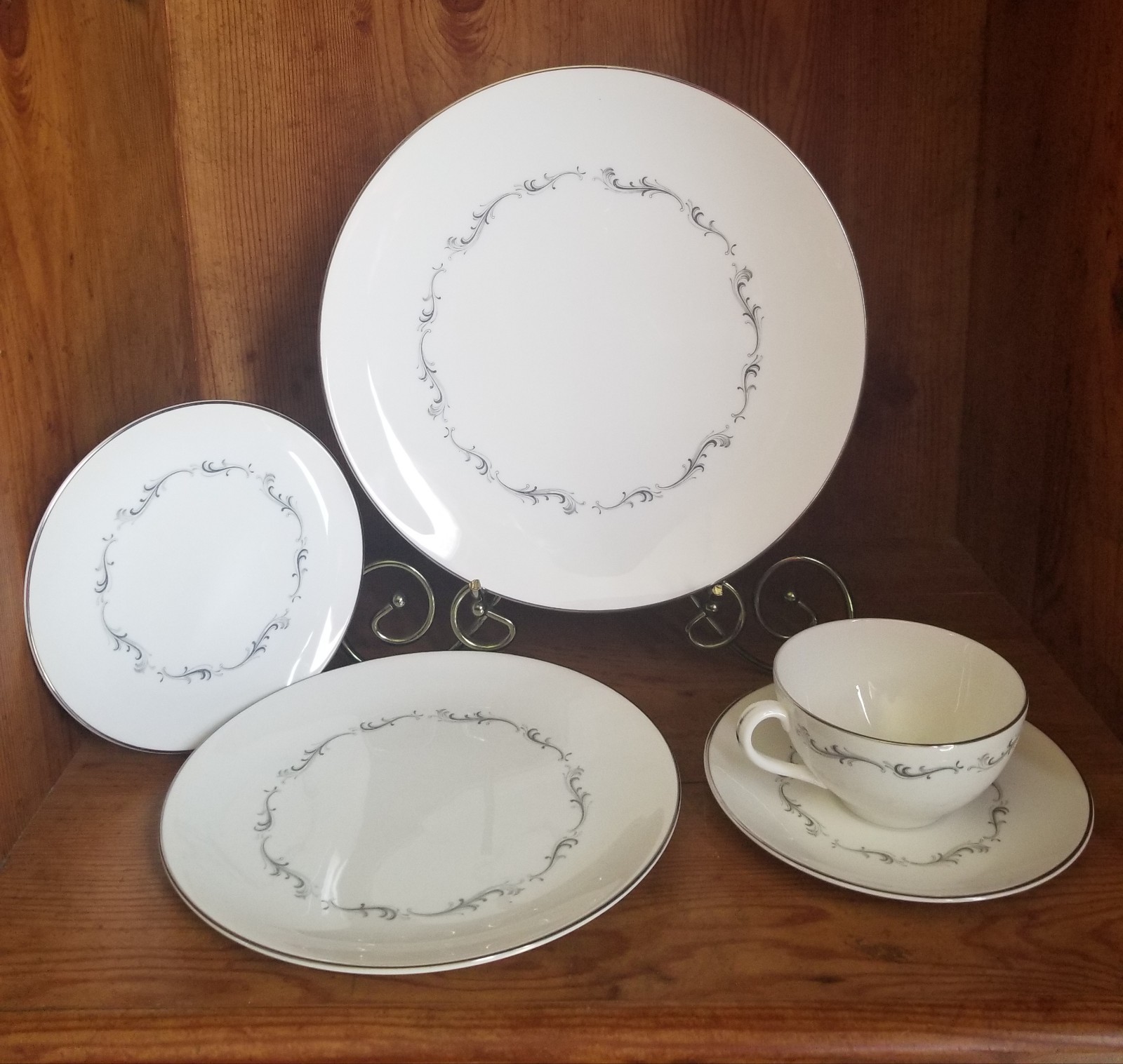 Royal Doulton 30 PC Service H4947 Bone China Pattern Six Place