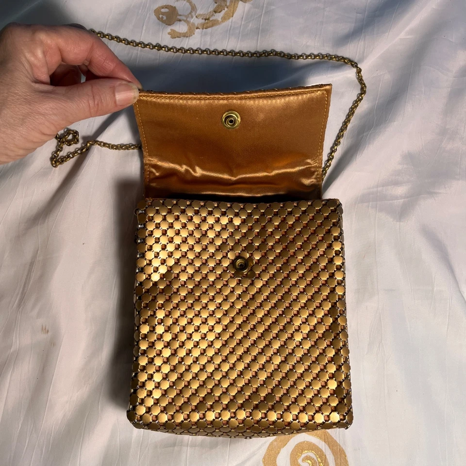 Bolso de noche vintage de malla dorada antiguo Whiting & Davis 5"x6" Foto 2 de 4