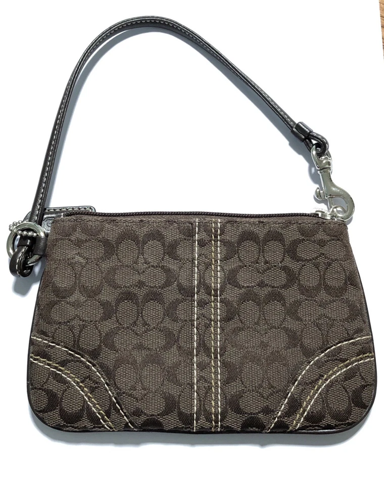 Muñequera Coach de tela marrón exclusiva, dije de bolso, herrajes en tono plateado, cremallera Foto 3 de 4