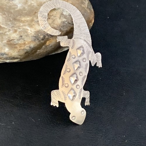 Alfiler Lagarto Estampado a Mano Nativo Navajo Gecko Plata Esterlina 13681 - Imagen 10 de 12