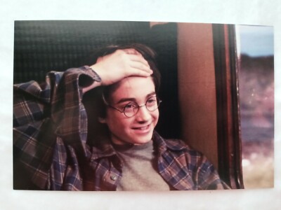 HARRY POTTER POSTCARD ~ THE SORCERER'S STONE ~ SHOWS HIS SCAR ON THE TRAIN ~ NEW
