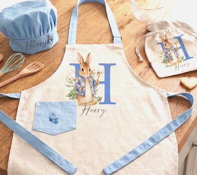 Personalisierte blaue Kaninchen Kinder Qualität Schürze Kochmütze Pinny Wappenrock Lätzchen Holz Set