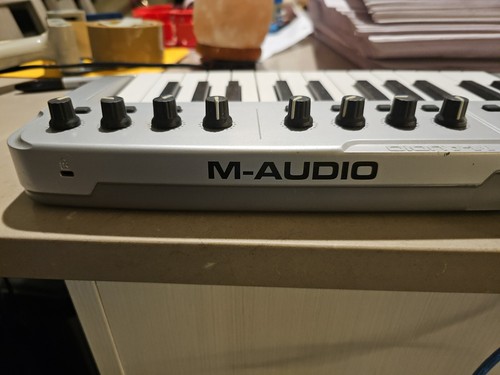 M-Audio O2 Mobile USB MIDI Controller Keyboard w/ USB Cable - Picture 8 of 8