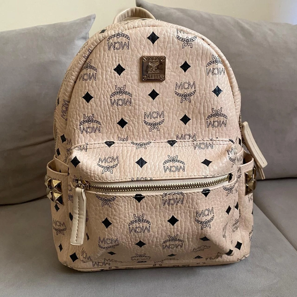 Mochila MCM Logograma Vicetos PVC Cuero Beige Dorado Auténtica Foto 2 de 4