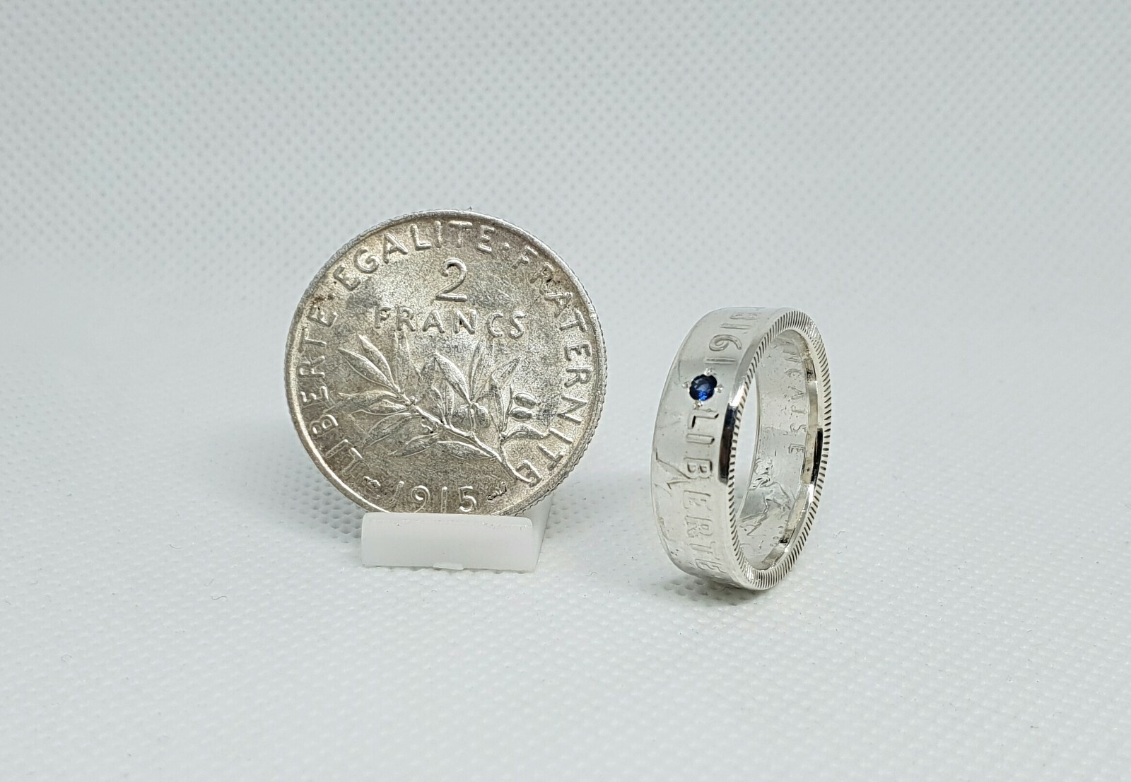 Bague Semeuse 2 Francs en argent massif sertie d'un saphir bleu