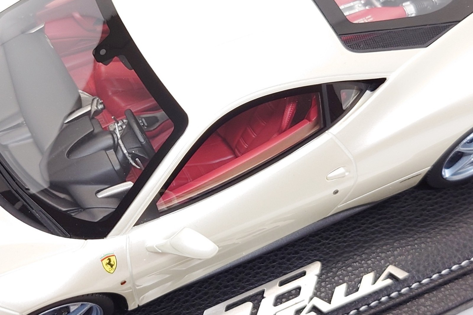 BBR Models 1:18 Ferrari 458 Italia in Bianco Fuji