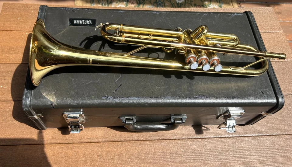 Trompeta YAMAHA YTR-200AD usada con boquilla de estuche rígido Foto 3 de 4