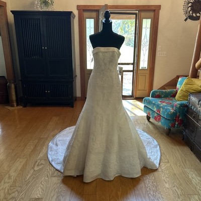 pronovias wedding dress size 10 Strapless Train Lace / Satin Trim Read Descripti