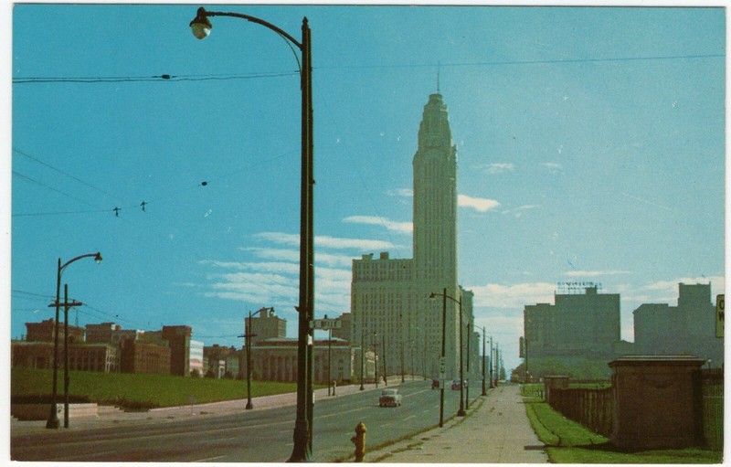 Color Postcard: LeVeque-Lincoln Tower on West Broad Street, Columbus, Ohio