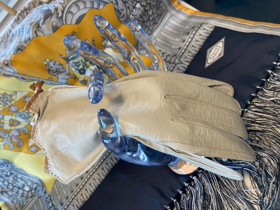 Gants enfant Christian Dior taille 7 gris colombe avec garniture marron fabriqués en France années 1950