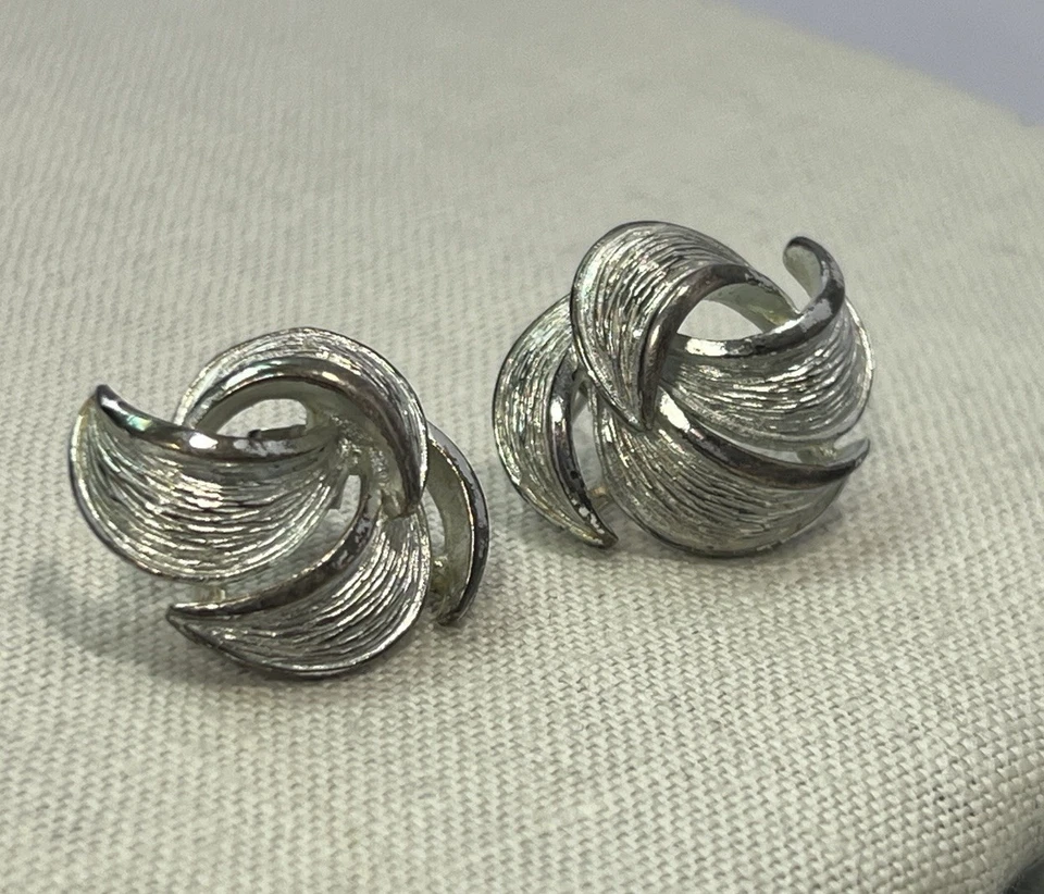 Brincos perfurados vintage Givenchy prata prato redemoinho design clássico delicado - Imagem 3 de 4