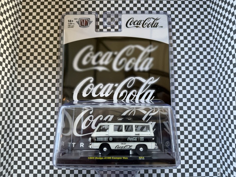 M2 Machines Coca-Cola 1965 Dodge A100 Camper Van Chase 1/750