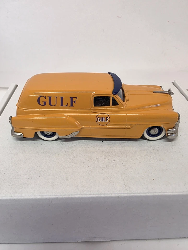 Brooklin Models No. 31 - 1953 Pontiac Sedan Delivery - Gulf Oil - Image 2 of 4