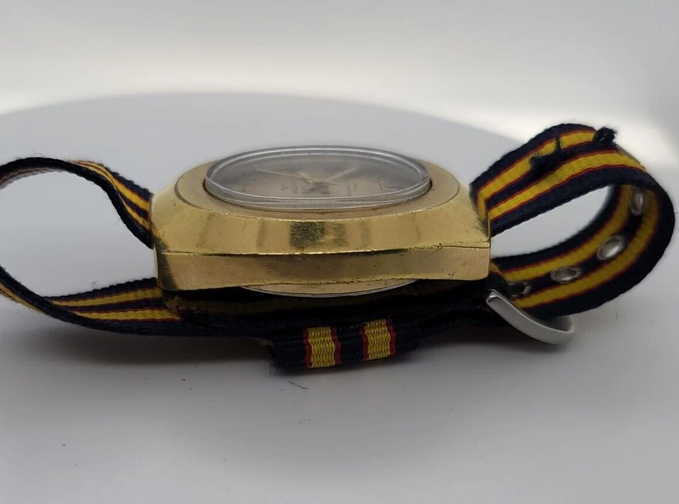 Vintage Waltham 17j Manual Wind Wristwatch Yellow and Blue Strap - Image 3 of 4