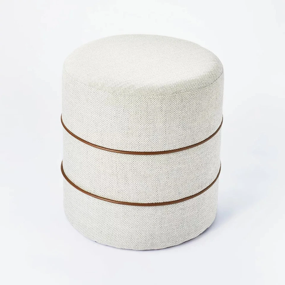 Umbral diseñado con Studio McGee redondo otomano contemporáneo sala de estar crema Foto 3 de 4