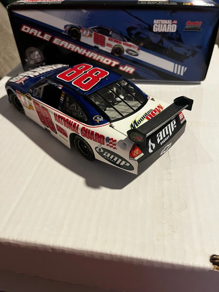 Dale Earnhardt Jr #88 National Guard Amp Energy 2009 Impala SS 1:24 Action - Imagem 3 de 4