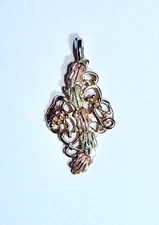 10K GOLD TRI COLORED BLACK HILLS STYLE GOLD GRAPE VINE & LEAVES PENDANT ETCHED