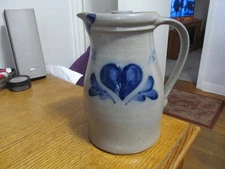 1995 ROWE POTTERY WORKS SALT GLAZE STONEWARE "HEART" DESIGN PITCHER W/LID - F/S