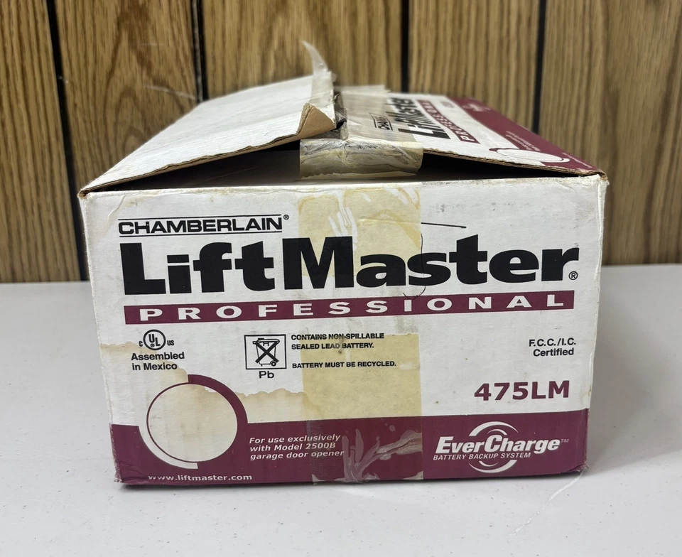Fuente de alimentación de respaldo de batería LiftMaster Professional 475LM EverCharge caja abierta Foto 3 de 4