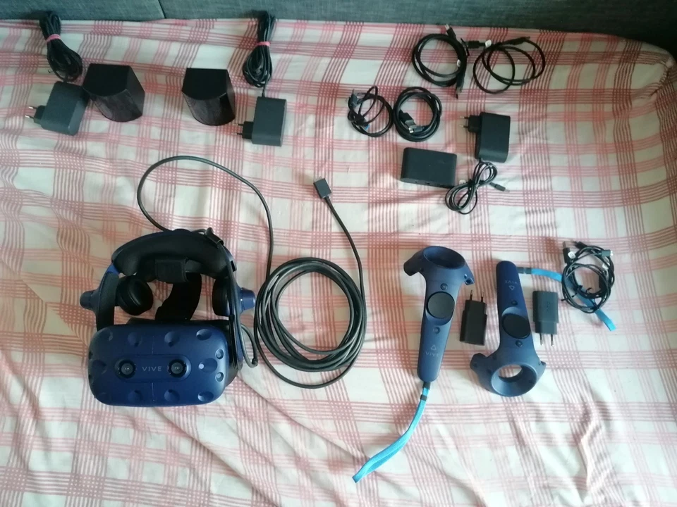 HTC Vive Pro Virtual Reality Full Kit, con steam VR base station 2.0 - Image 2 of 4