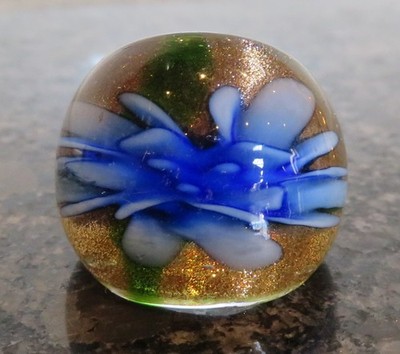 Murano Kunst Glas glitzernd blau Blume ausgefallenes Muster schöner Ring Größe Q