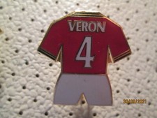 MANCHESTER UNITED Kit Dress VERON # 4 brooch badge # 6