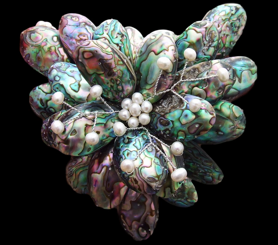 Collar distintivo de flores con concha de abulón de perlas blancas de agua dulce de 2 hilos Foto 4 de 4