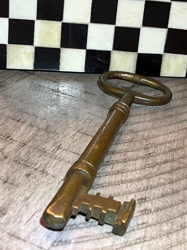 1800s bronzed brass fancy skeleton key good size 021626@